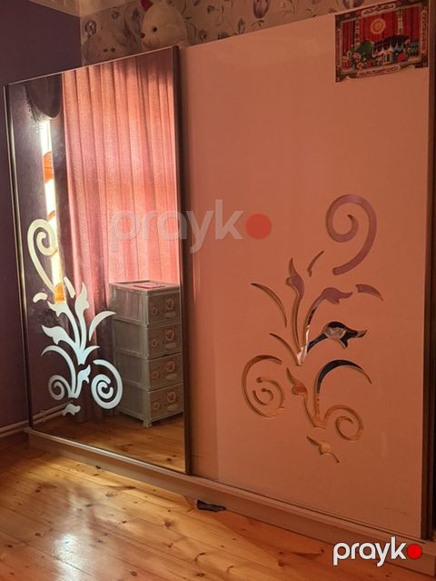Sürgülü qapılı şkaf - Ölçü: təxmini eni 2,0–2,2 m, hündürlük 2,1–2,3