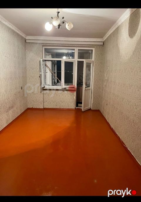 1 otaqlı mənzil – geniş otaq və şüşəbənd - Plan: bir otaqdan ibarət