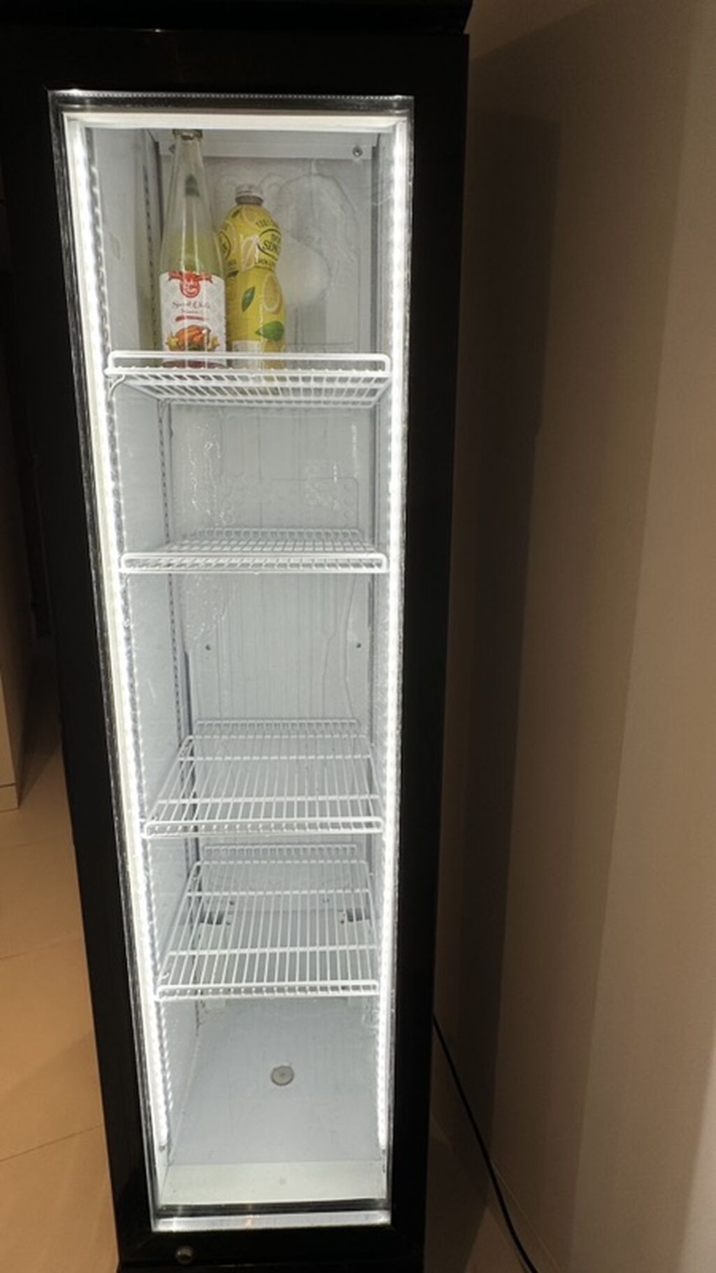 Vitrin tipli içki soyuducusu. Soyuducu işlənmişdir,yer olmadığı üçün — Mallar, Bakı (4)