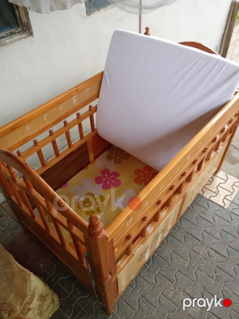 Taxta beşik – matrass və şəbəkəli kənarlarla - Material: cilalanmış