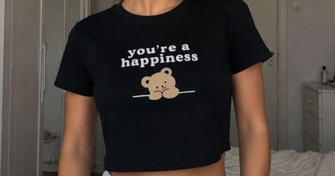 Qısa qara crop t‑şört - Ön hissədə “you’re a happiness” yazısı və — Bakı