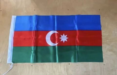Azerbaycan bayrağı - Üçrəngli dizayn: mavi, qırmızı və yaşıl — Bakı