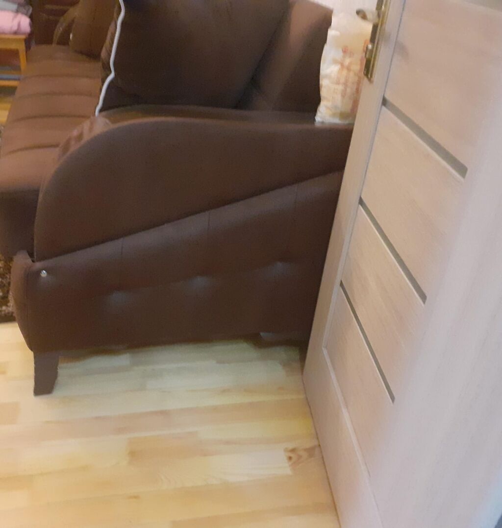Qəhvəyi rəngdə 3 nəfərlik rahat divan. Xüsusiyyətlər: - Yumşaq — Mebel, Bakı (2)
