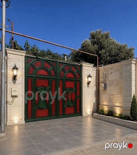 Darvaza. Qalin list demirden yiqilib. Kecen il esasli rengelnib masin