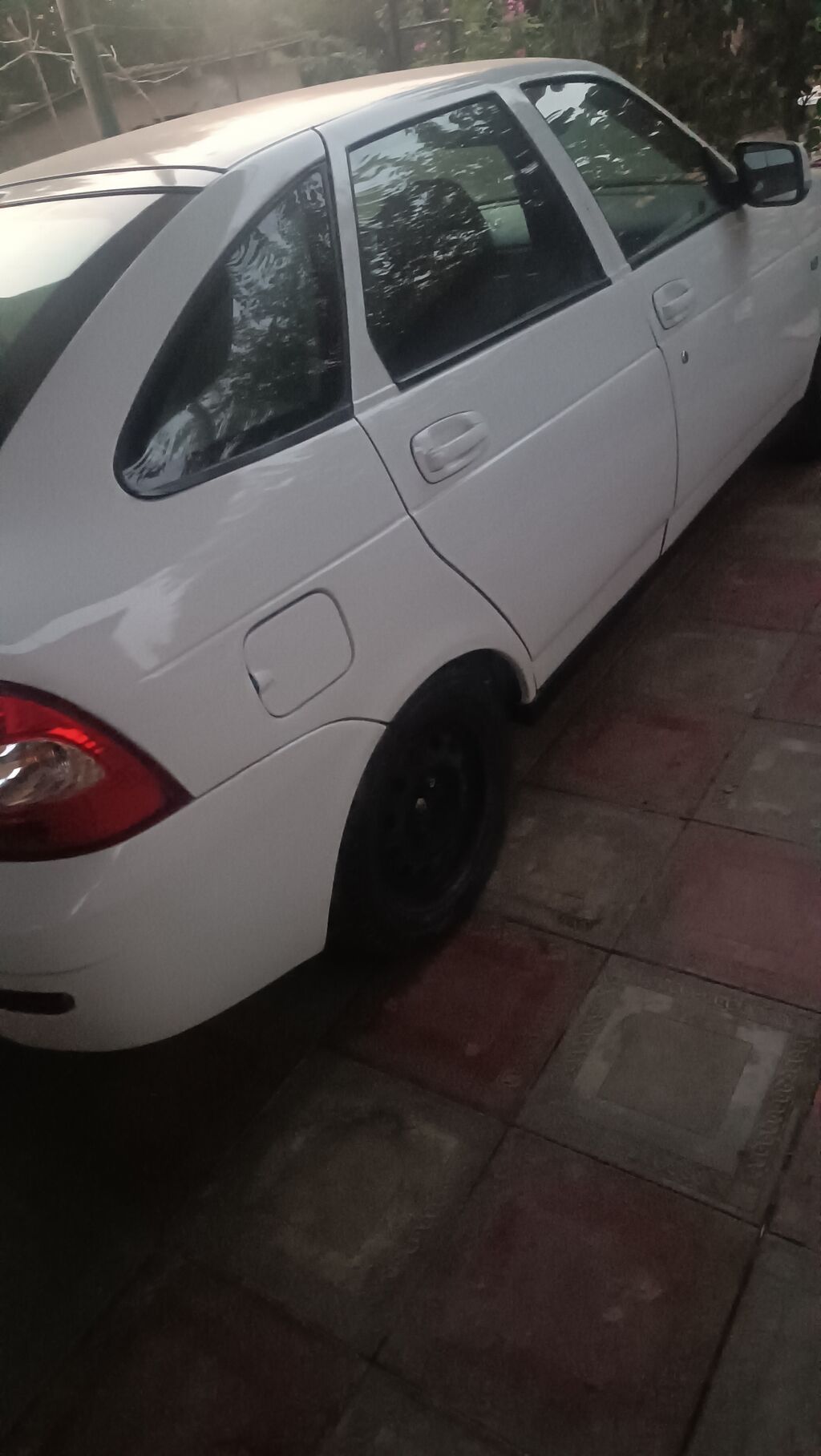 Ağ rəngli 4 qapılı sedan/hb (Lada Priora tipli). - Kuzov: ağ, arxa və — Avto, Cəlilabad (3)