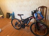 SAFIT markalı dağ velosipedi. Qara rəngdədir, qırmızı detallarla — Bicycles