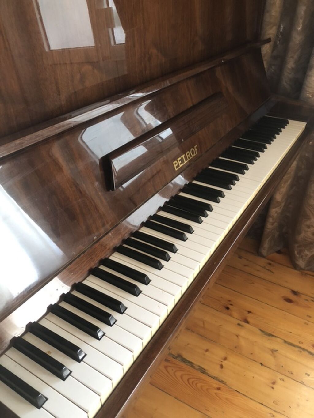 Petrof pianino – akustik, upright model. - Korpus: parlaq qəhvəyi — Mallar, Gəncə (2)