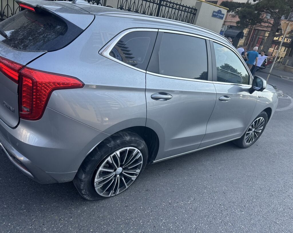 Haval Jolion HEV hibrid krossover. Avtomobil gümüşü rəngdədir və — Avtomobillər, Bakı (2)