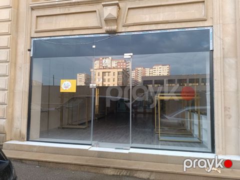 Amay ticarət mərkəzində 80m² obyekt satılır.Obyektə giriş həm çöl həm