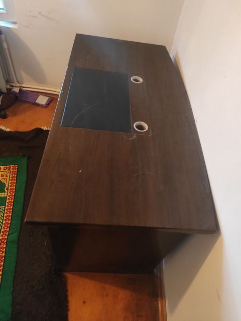 Ofis masası – tünd qəhvəyi rəng, klassik dizayn. - Material — Bakı