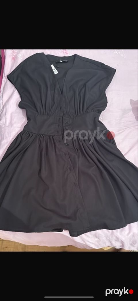 Qara qadın paltarı - Rəng: tünd qara - Model: V-yaxa, qolsuz (en