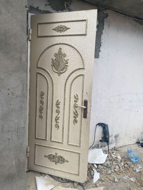 Metall qapı – dekorativ naxışlı, bej rəngdə - Material: möhkəm metal — Novxanı