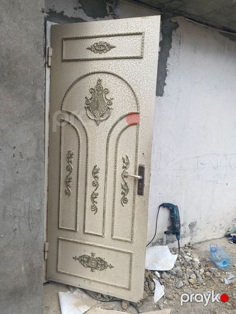 Metall qapı – dekorativ naxışlı, bej rəngdə - Material: möhkəm metal — Novxanı