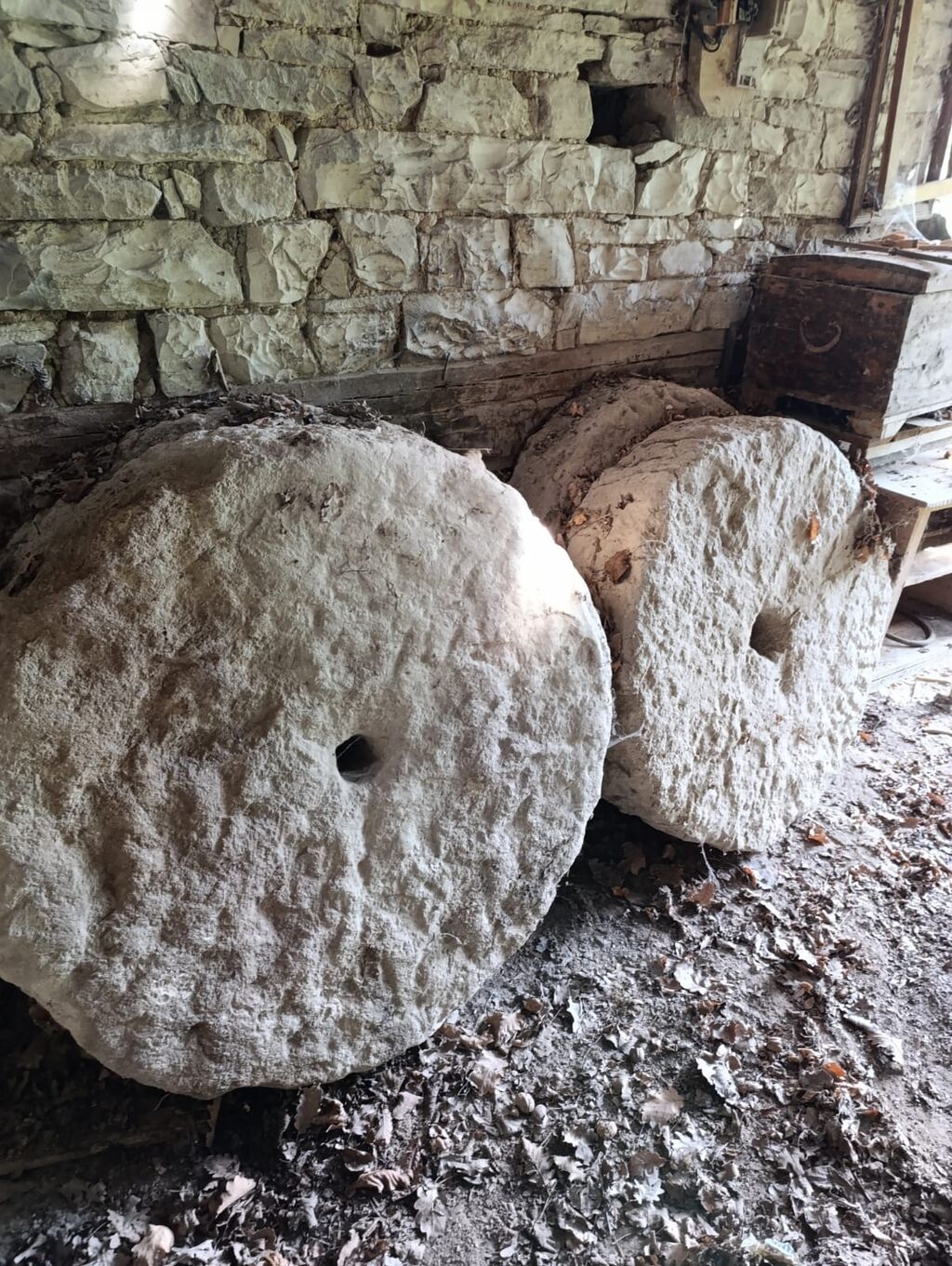 Məhsul: Təbii daş dəyirman daşları (çəkiclə yonulmuş, mərkəzində ox — Mallar, Quba (2)