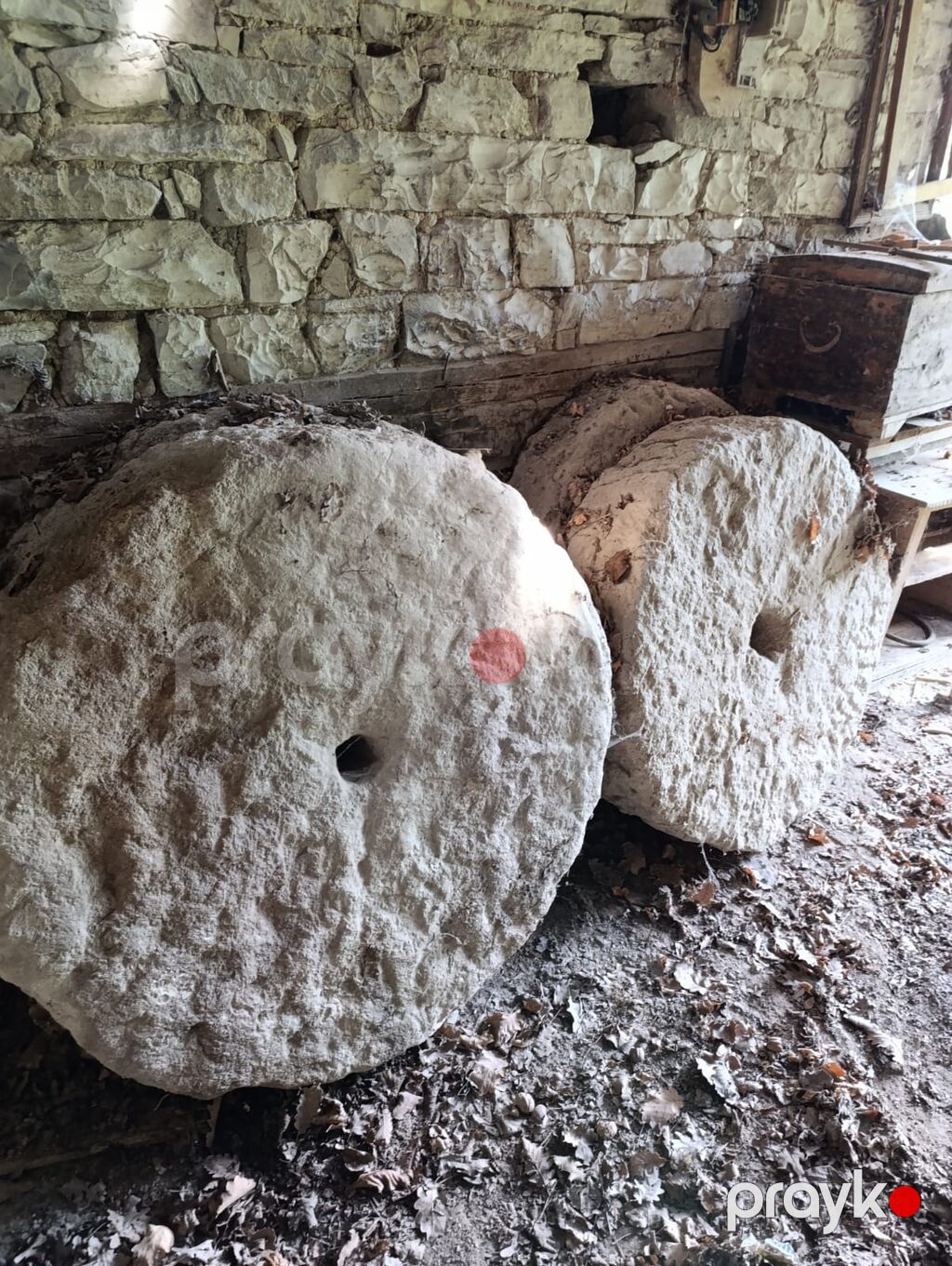 Məhsul: Təbii daş dəyirman daşları (çəkiclə yonulmuş, mərkəzində ox — Təmir və inşaat, Quba (2)