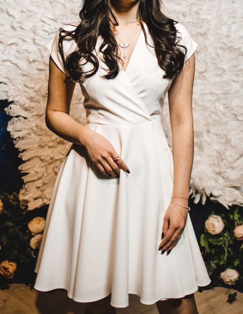 Ağ rəngli qısa don Özəl tikilmishdir. - Model: A-kesim ətəkli — Bakı