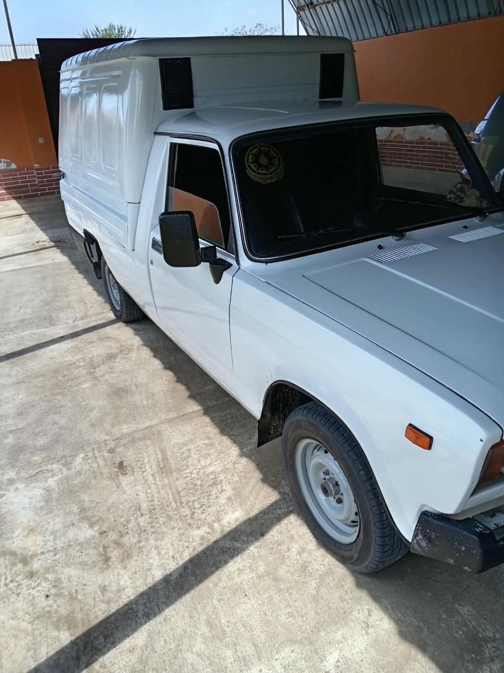 Lada (VAZ) yük furqonu – ağ rəngdə, metal üstlü bağlamalı kuzovlu — Yük maşınları, Zərdab