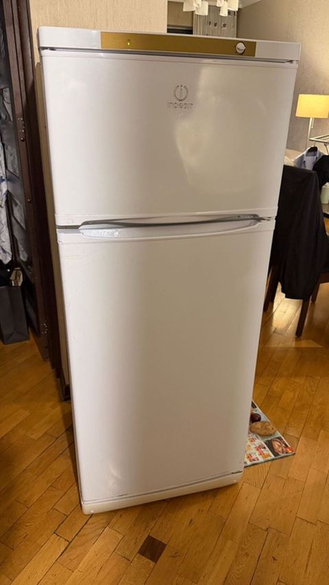 Indesit iki qapılı soyuducu - Üst qapıda ayrıca dondurucu bölmə — Xırdalan