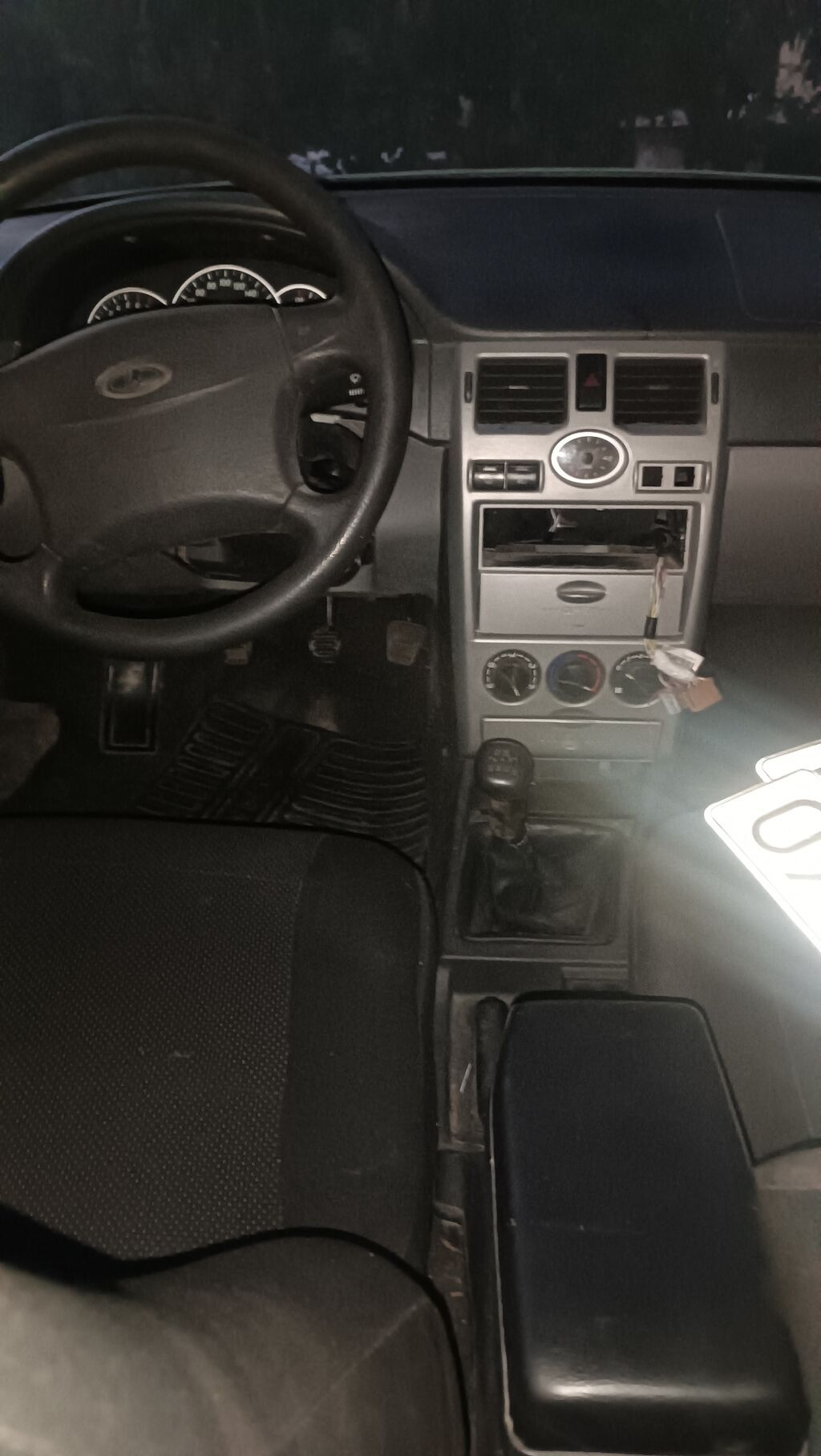 Ağ rəngli 4 qapılı sedan/hb (Lada Priora tipli). - Kuzov: ağ, arxa və — Avto, Cəlilabad (2)