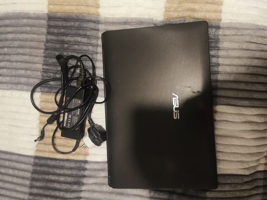İşləkdir ASUS noutbuk (adapteri ilə) Xüsusiyyətlər: - Marka/model — Asus, Masazır (3)