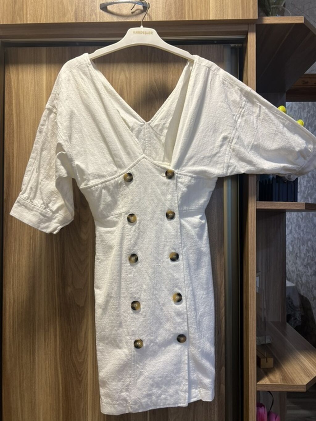 Ağ rəngli qadın paltarı - Stil: Dizüstü uzunluqda, V-şəkilli dərin — Şəxsi əşyalar, Bakı (2)