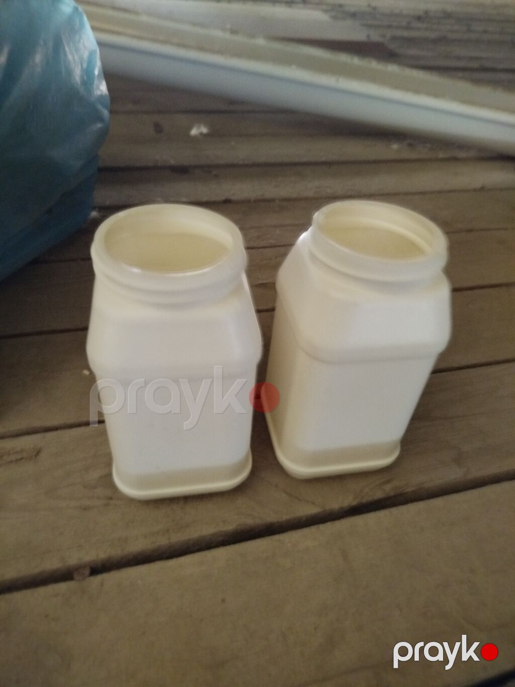 Məhsul: Plastik kvadrat formalı bankalar (qırmızı vintli qapaqlı) bir — Mallar, Bakı (2)