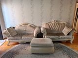 Klassik üslubda 2 hissəli dəst: 2 divan və puf - Üslub — Mebel