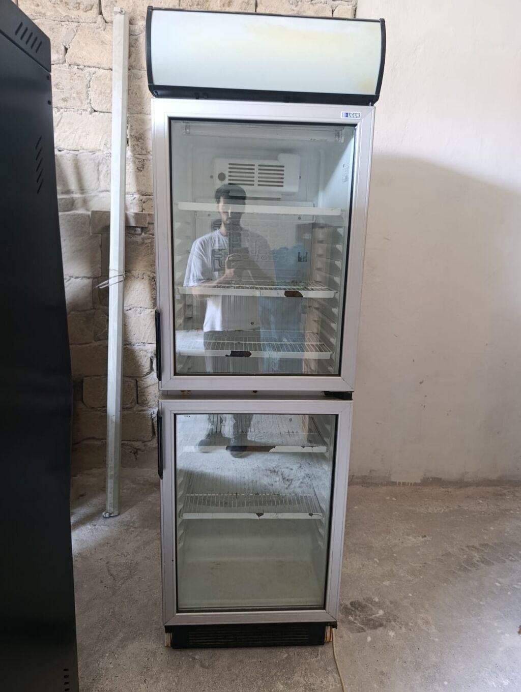 Şüşə qapılı vitrin tipli soyuducu şkaf. Məhsulun təsvirindən görünür — Mallar, Mehdiabad