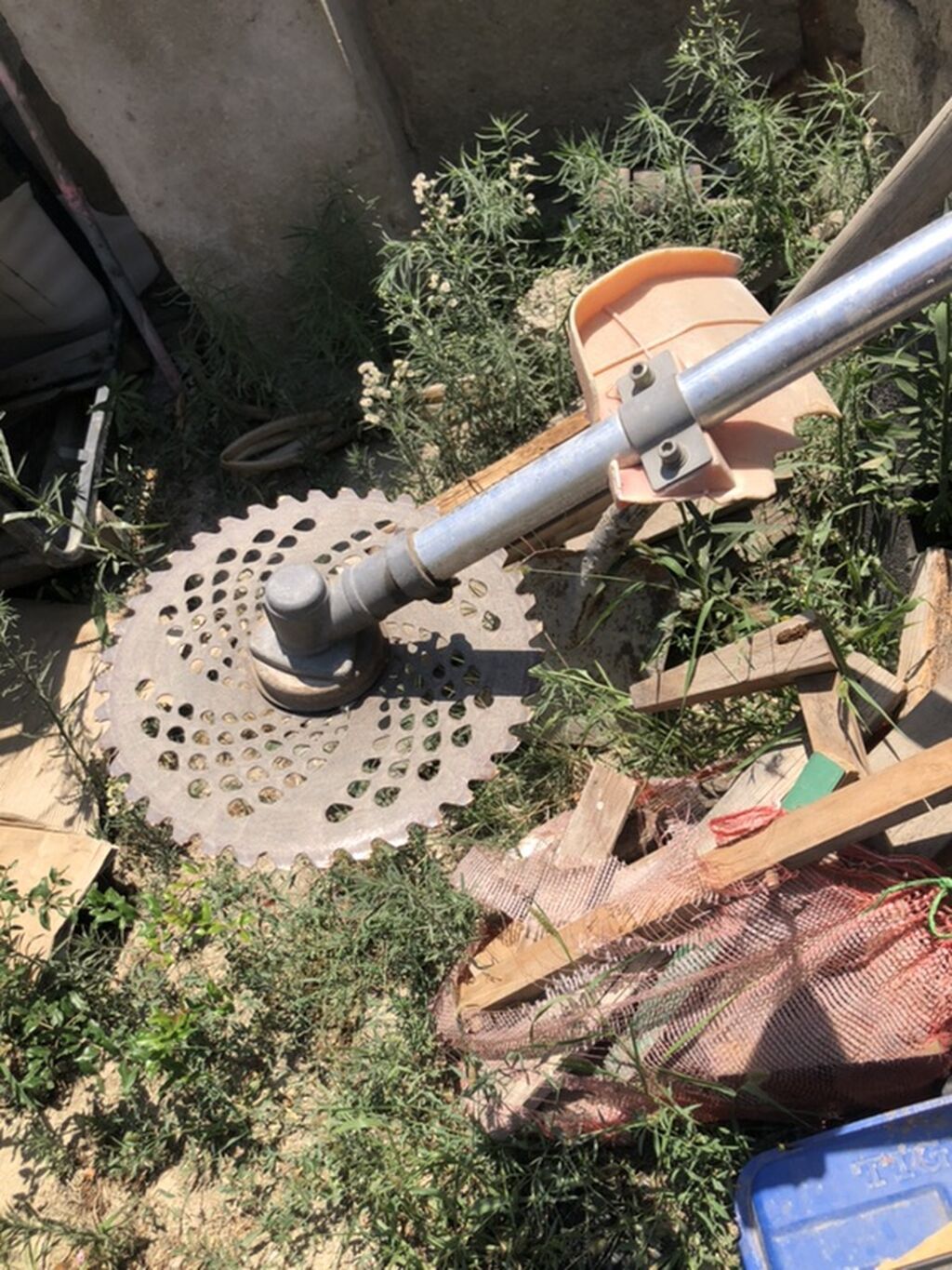 Benzinlə işləyən otbiçən/trimmer - Güclü benzin mühərriki, arxaya — Mallar, Digah (2)