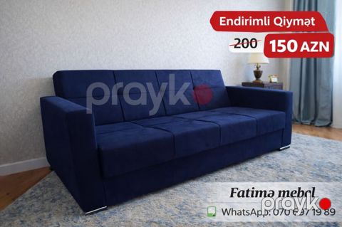 Dərin göy rəngdə, müasir dizaynlı yumşaq divan. Geniş oturacaq və