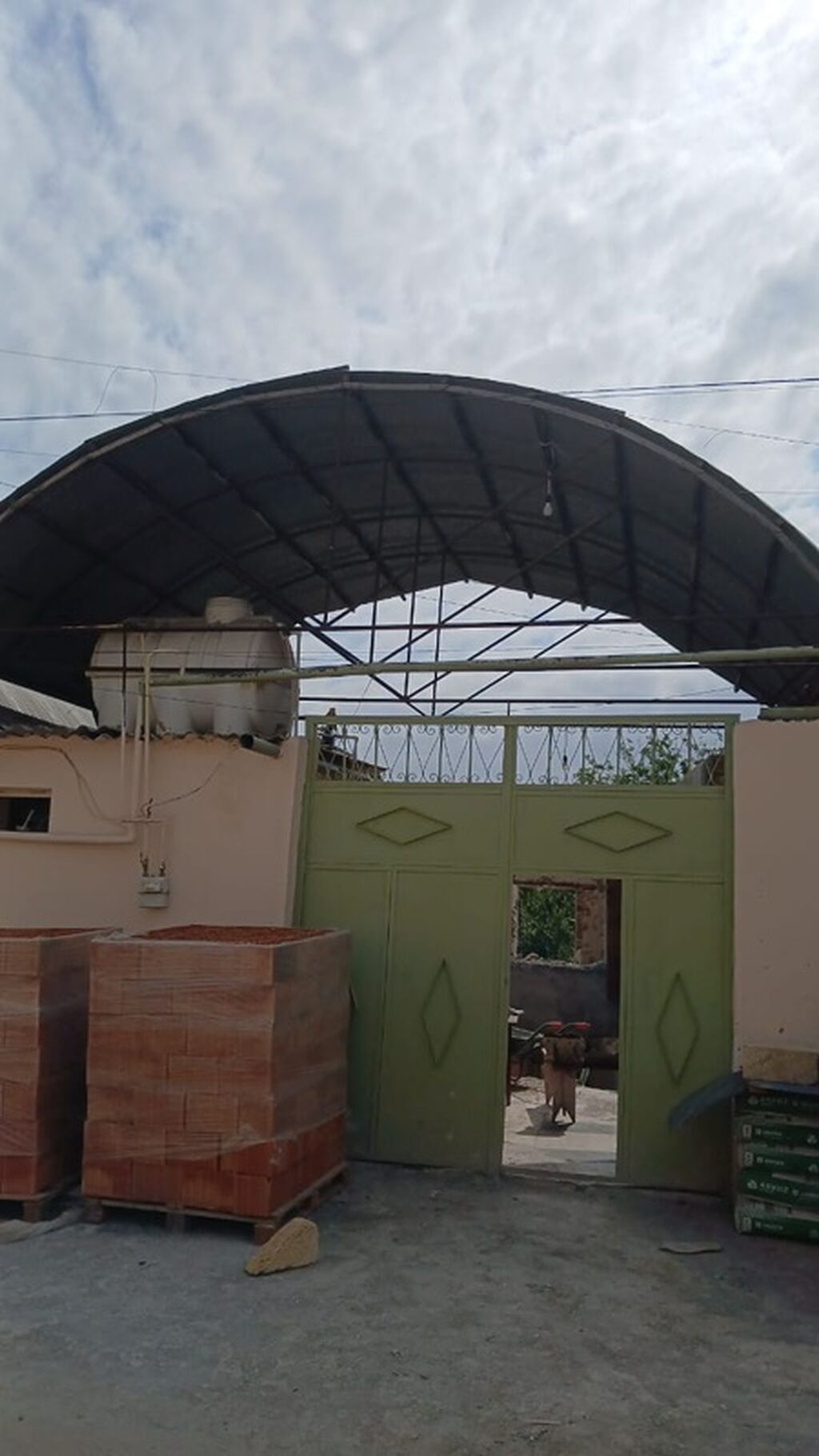 Metall konstruksiyalı taxta-beton örtüklü darvazaüstü səhnə/lyuk — Dam örtükləri, Gəncə