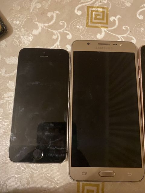 Bir yerdə müxtəlif modellərdən ibarət smartfonlar dəsti. - Apple — Bakı