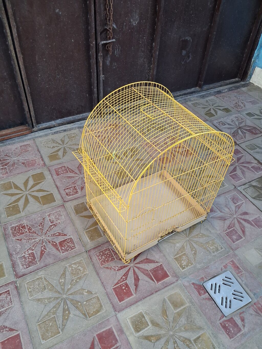 Sarı metal quş qəfəsi - Material: toz boyalı metal karkas, plastik — Qəfəslər, Mehdiabad