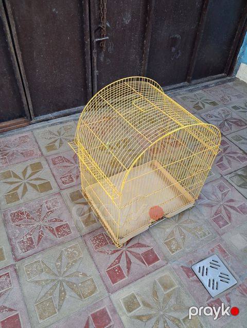 Sarı metal quş qəfəsi - Material: toz boyalı metal karkas, plastik — Mehdiabad