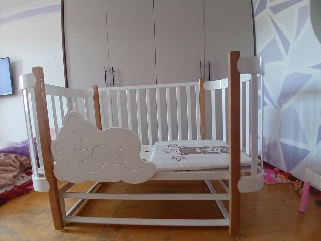 Uşaq beşiyi – ağ/açıq ağac tonlarında, şirin ayı fiqurlu dizayn — Mebel, Bakı (2)