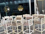 Ağ rəngli, taxta karkaslı yüksək oturacaqlar dəsti. - Dizayn: Klassik — Мебель