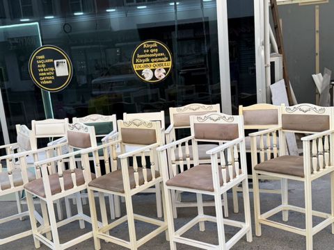 Ağ rəngli, taxta karkaslı yüksək oturacaqlar dəsti. - Dizayn: Klassik — Digah