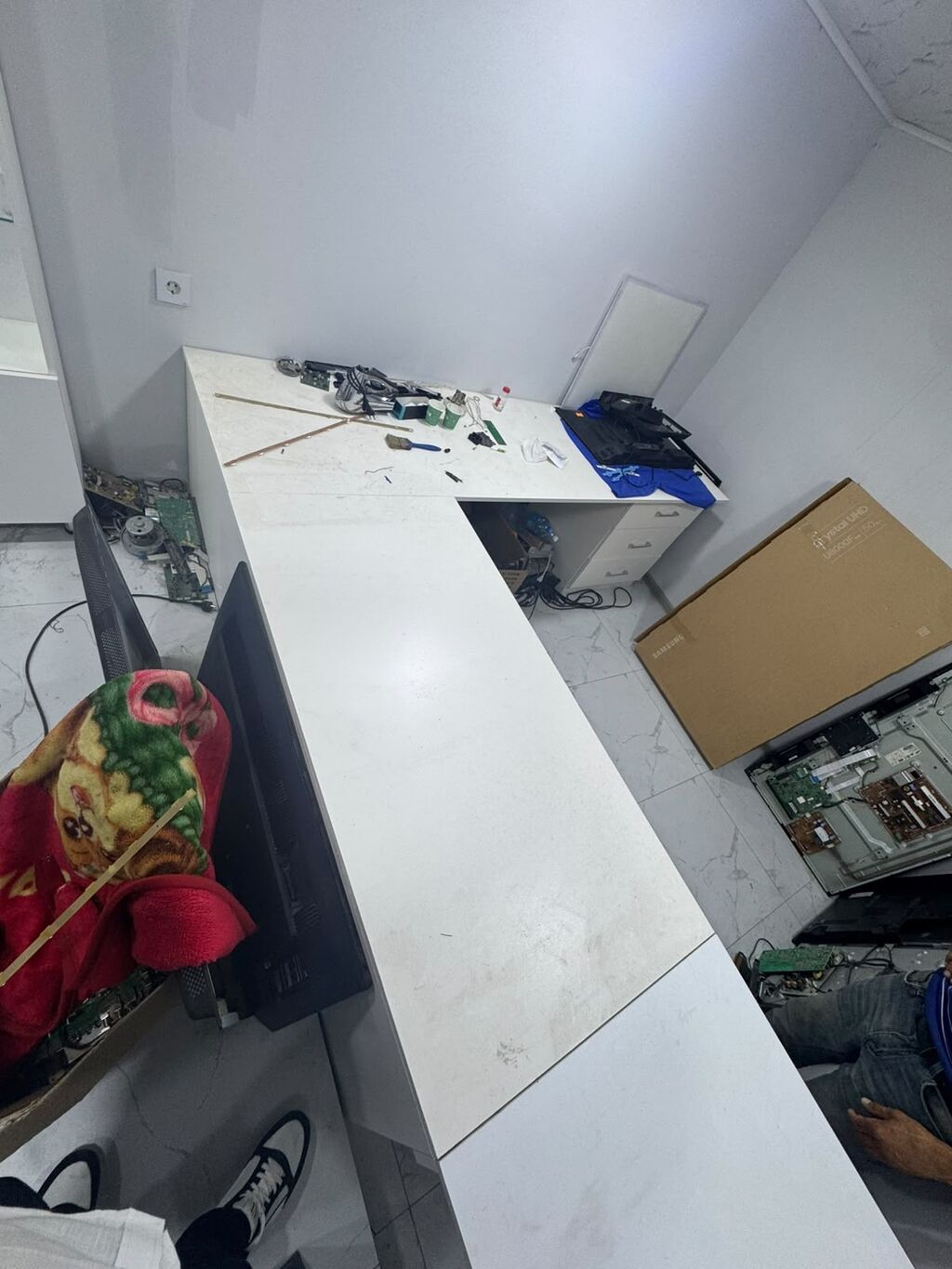 Ağ rəngli mebel dəsti – vitrin şkafları və L formalı iş/administrator — Ofis mebeli, Mehdiabad (4)