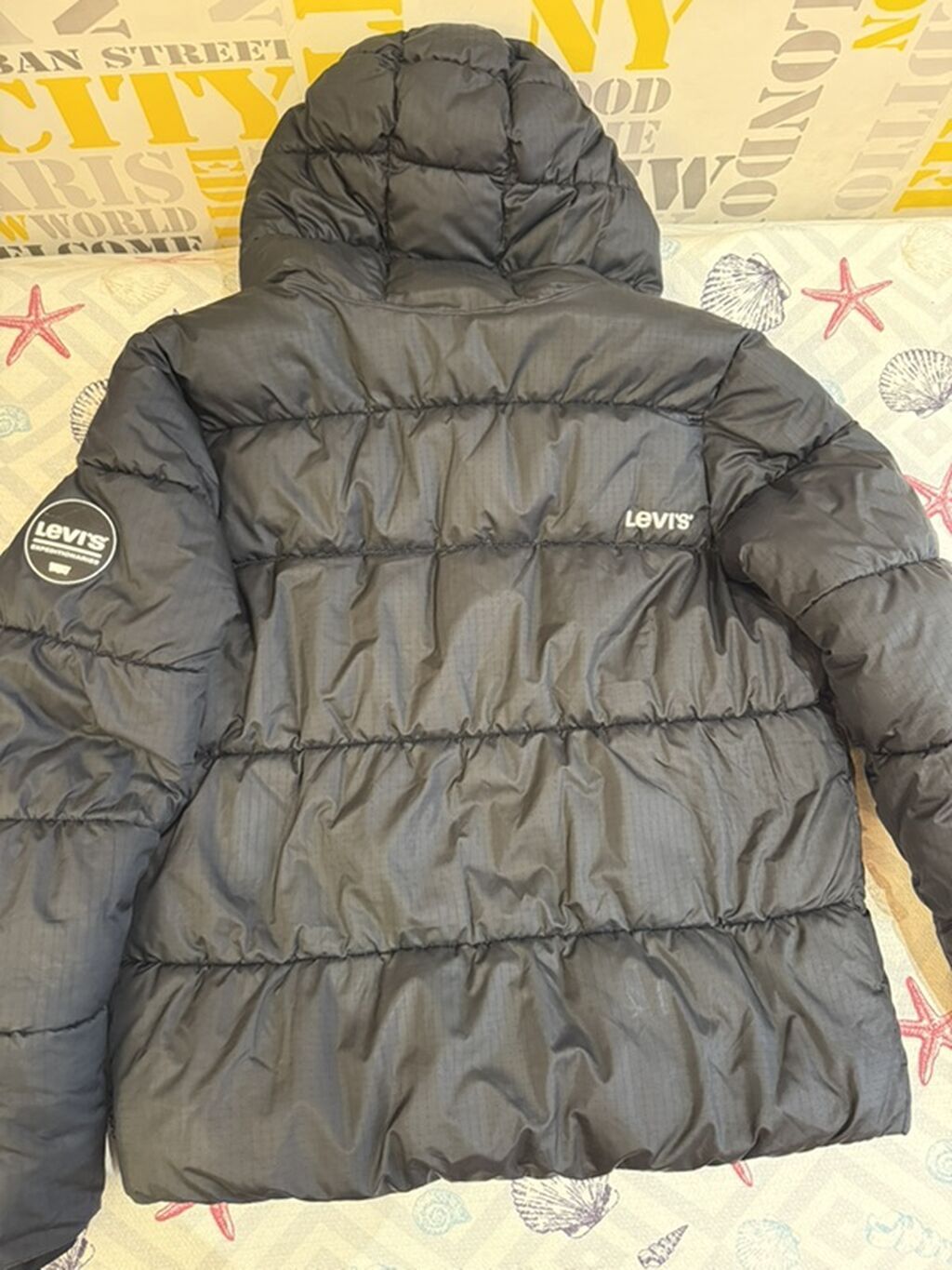 Levi’s qara rəngli qışlıq puffer gödəkçə - Model: kapüşonlu, ön — Kurtkalar, Bakı (10)