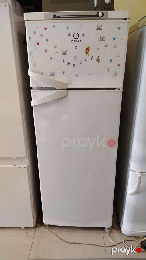 Indesit iki qapılı soyuducu - Üst hissədə dondurucu bölmə, aşağıda