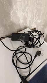 ASUS noutbuk adapteri ilə birlikdə təqdim olunur. Korpus qara — Asus