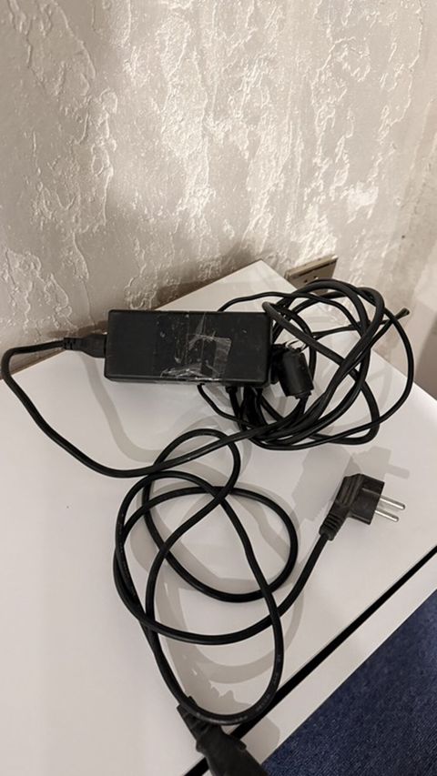 ASUS noutbuk adapteri ilə birlikdə təqdim olunur. Korpus qara — Novxanı
