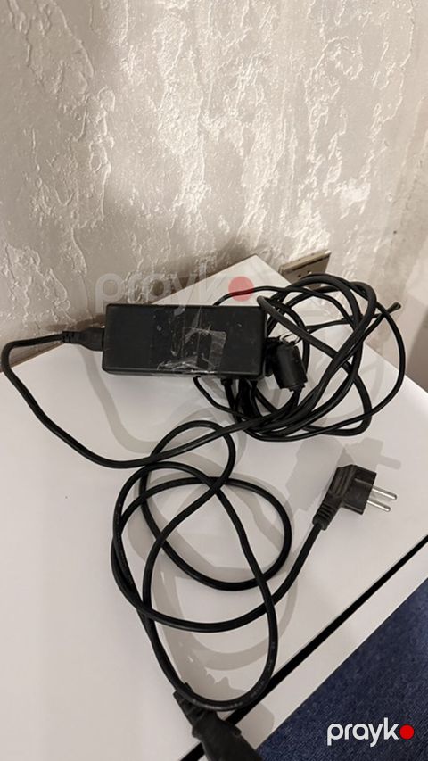 ASUS noutbuk adapteri ilə birlikdə təqdim olunur. Korpus qara — Novxanı