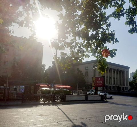 Qış Parki. Papa Jones Şaurma N1 üstündəki bina Təmirli tam əşyali