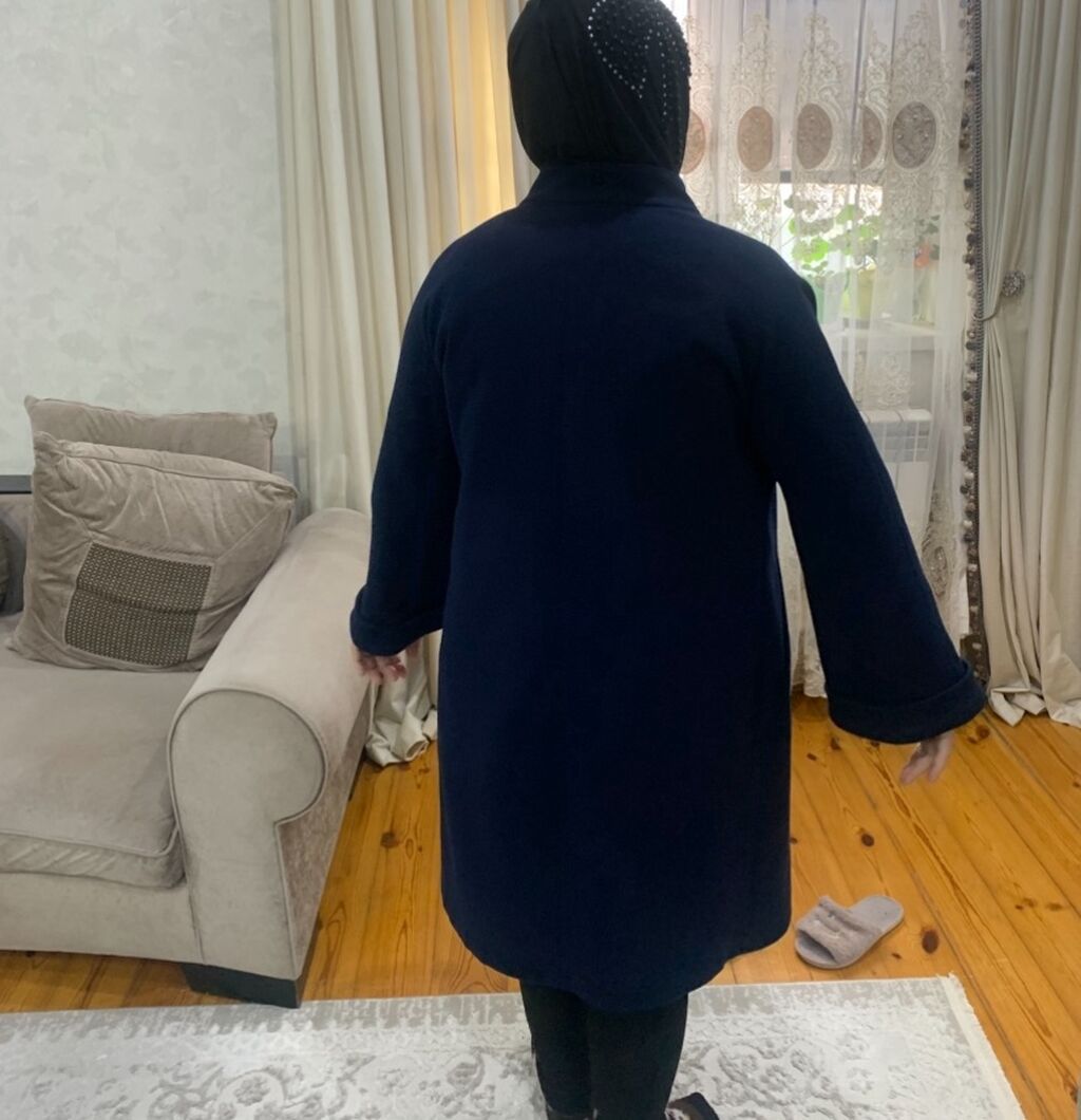 Qadınlar üçün tünd göy rəngli palto - Dizə qədər uzunluq, düz kəsim — Şəxsi əşyalar, Bakı (3)