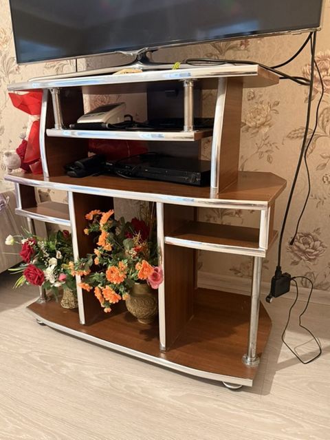 TV stendi/media konsolu - Material: ağac teksturalı laminat və xrom — Digah