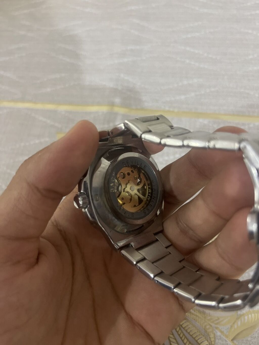 Qol saatı, metal korpus və metal kəmər ilə təqdim olunur. Dizaynı — Qol saatları, Bakı (2)