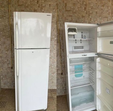 İşlənmiş 2 qapılı Toshiba Soyuducu Satılır, rəng - Ağ, Dolab içi — Bakı