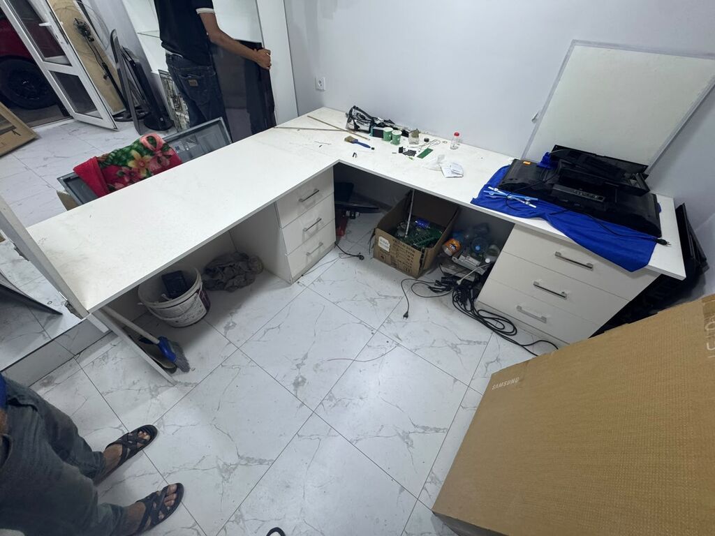 Ağ rəngli mebel dəsti – vitrin şkafları və L formalı iş/administrator — Ofis mebeli, Mehdiabad (3)