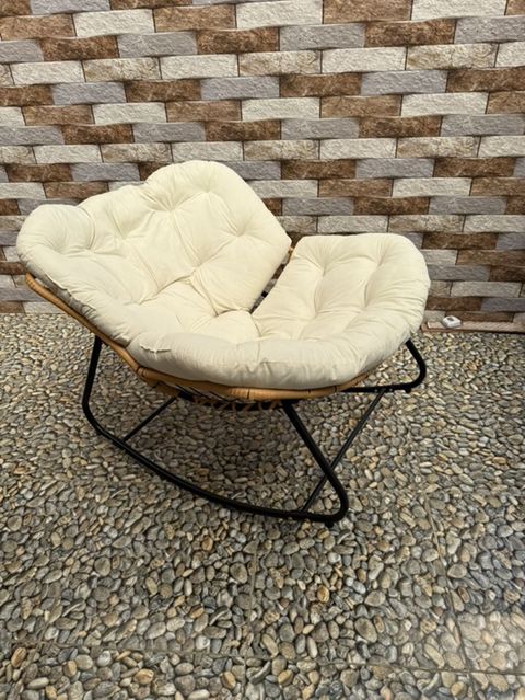 Rattan İkili yelləncək kreslo – yumşaq krem rəngli yastıqla, bag evi — Bakı
